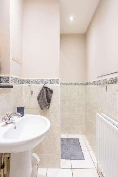 Stylish & Private Bathroom In Londra
